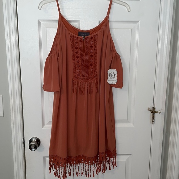 Sawyer Collection Dresses & Skirts - Sawyer boho coral cold shoulder swing dress. Size medium.
